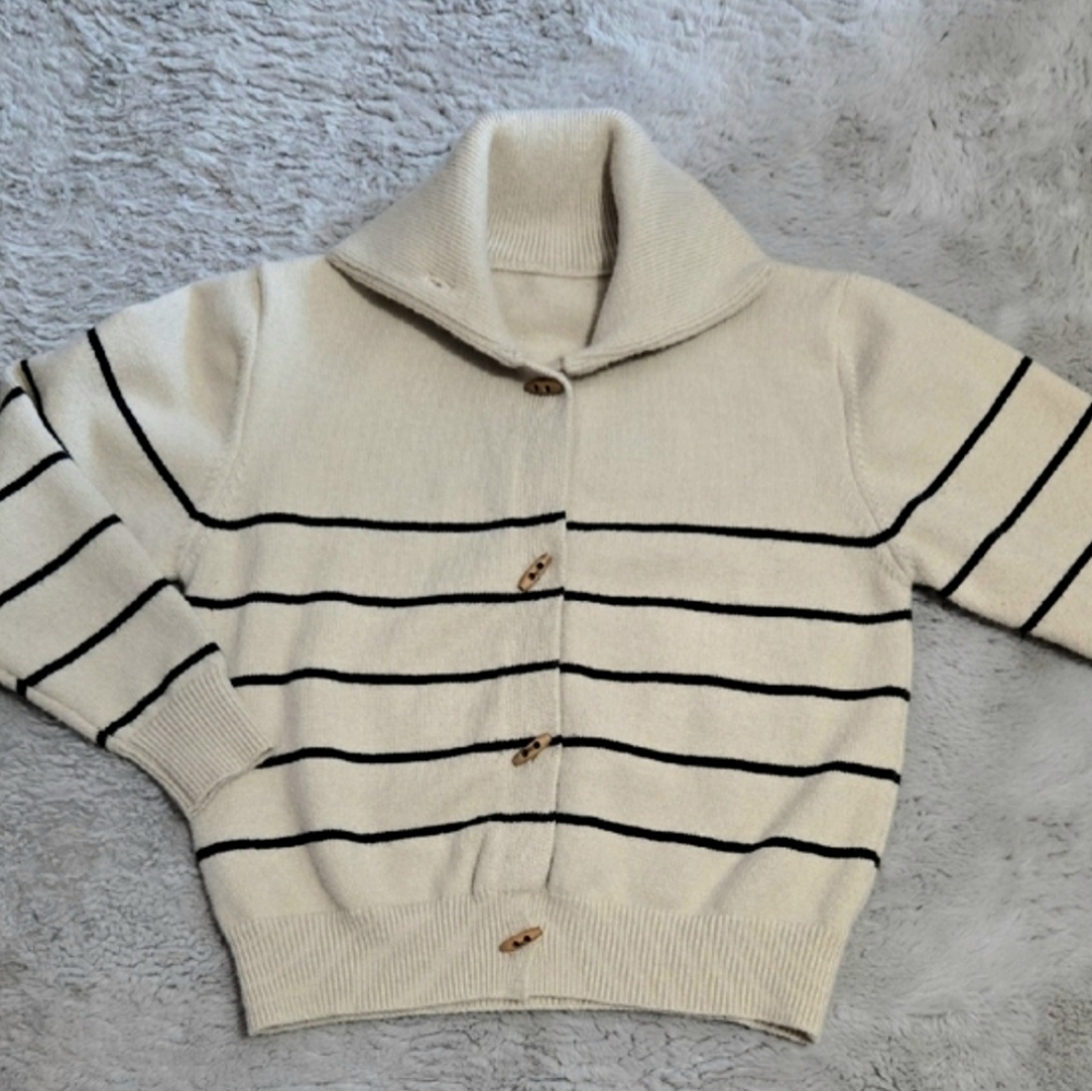 Dazy wooden buttons thick stripes sweater size M
